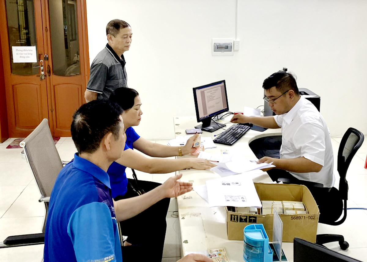 Người dân đến giao dịch tại Trung tâm Phụ vụ hành chính công tỉnh.