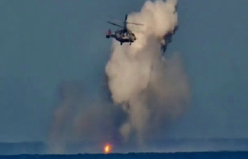 Khoảnh khắc trực thăng Nga phá hủy xuồng không người lái Ukraine ở Biển Đen