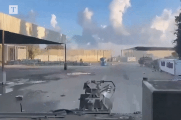 Khoảnh khắc xe tăng Israel tiến vào Gaza, kiểm soát cửa khẩu với Ai Cập