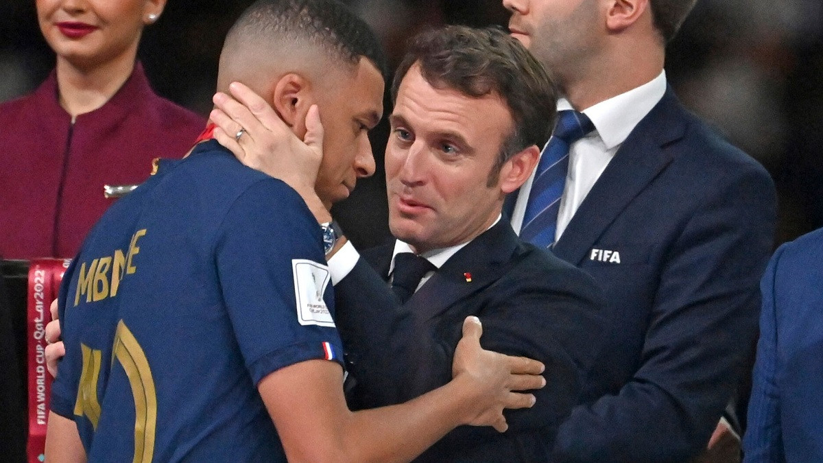 mbappe emmanuel macron.jpg