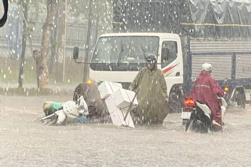 Mưa lớn đầu mùa ở Đồng Nai, nhiều người đi đường ngã nhào trong nước ngập
