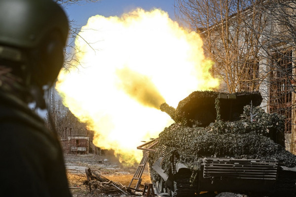 Nga nói giành ưu thế ở đông Ukraine, cảnh báo tấn công cơ sở quân sự Anh