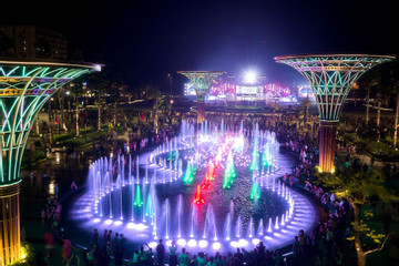 Ngắm quảng trường biển 1.500 tỷ mới khai trương ở Thanh Hóa lung linh về đêm