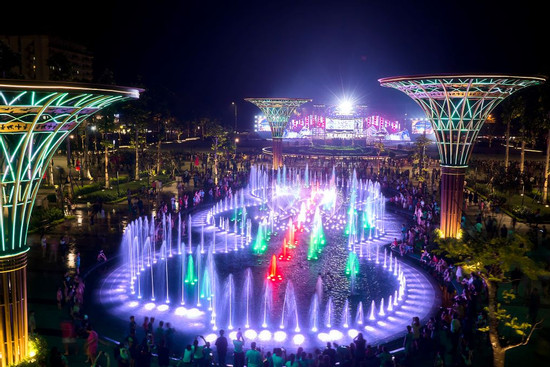Ngắm quảng trường biển 1.500 tỷ mới khai trương ở Thanh Hóa lung linh về đêm