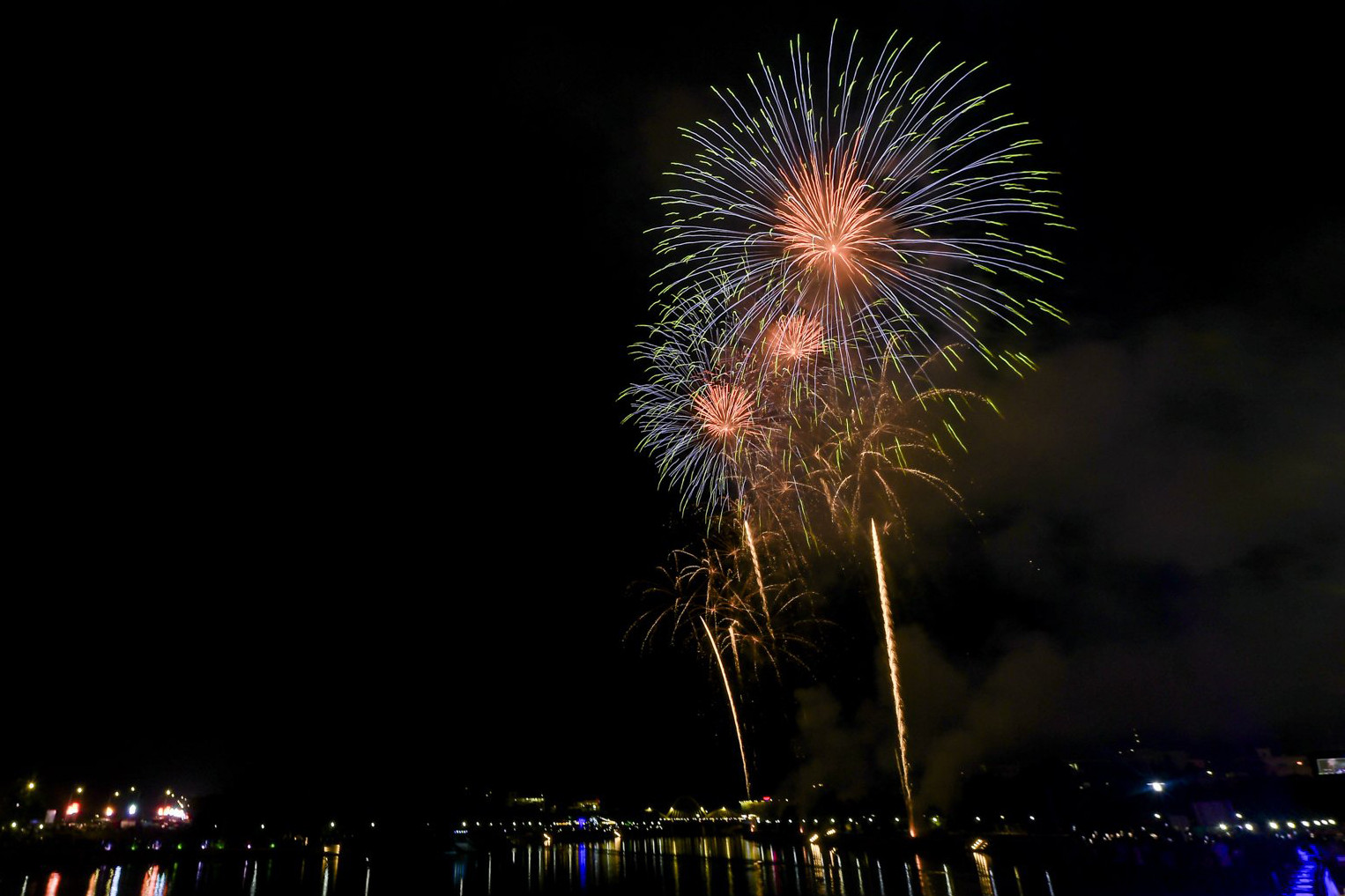 Pháo hoa rực sáng bầu trời Điện Biên