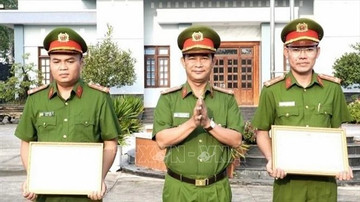 Police officers saving drowning Chinese boy commended