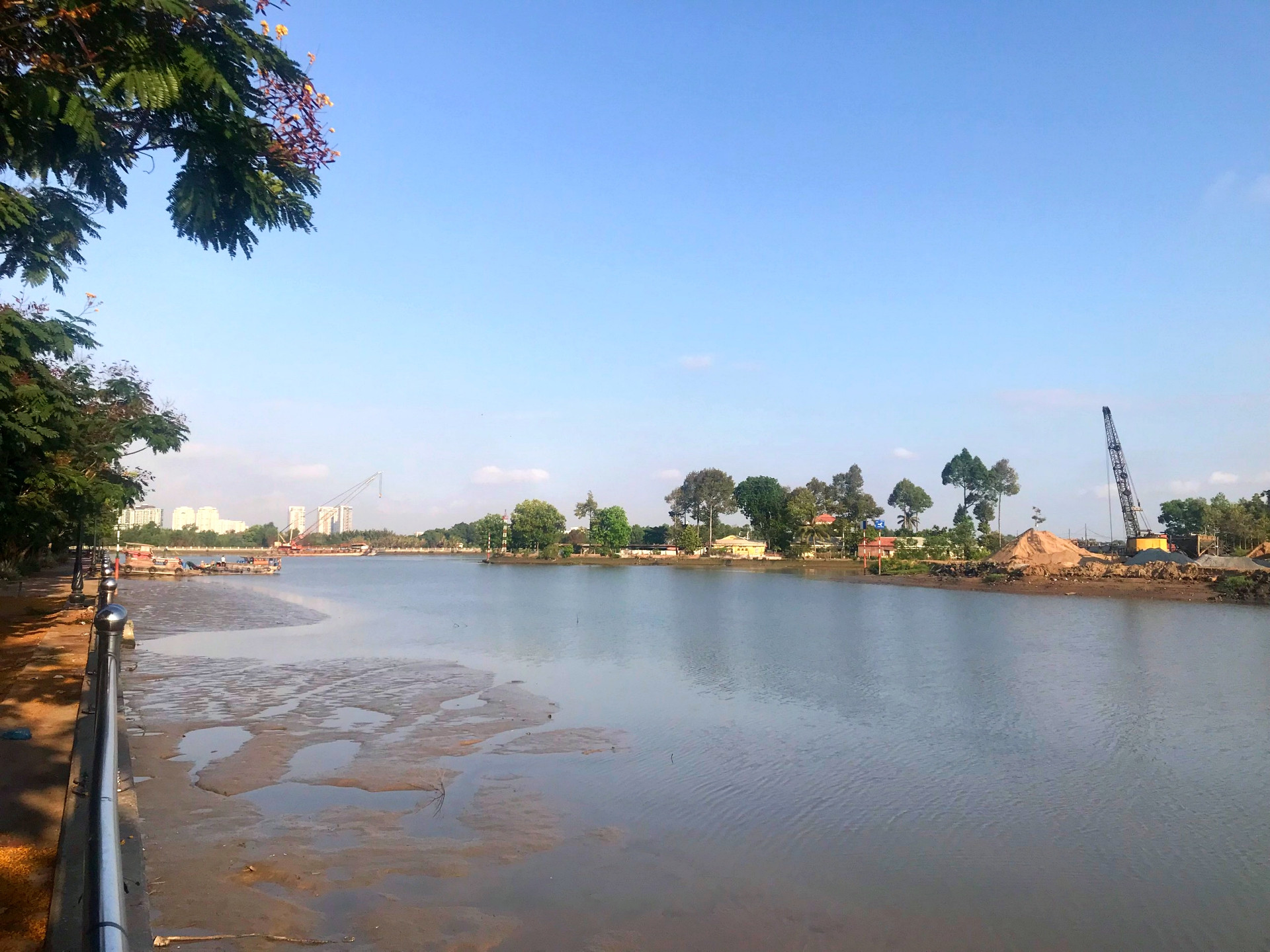 rach chiec noi vao song sai gon.jpg