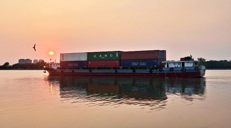 tau vua roi cang rach chiec ra song sai gon.jpg