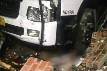 Thêm 1 người tử vong trong vụ xe đầu kéo húc vào nhà dân ở Sơn La