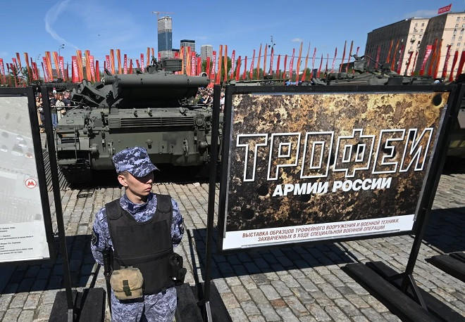 trien lam vu khi.jpg