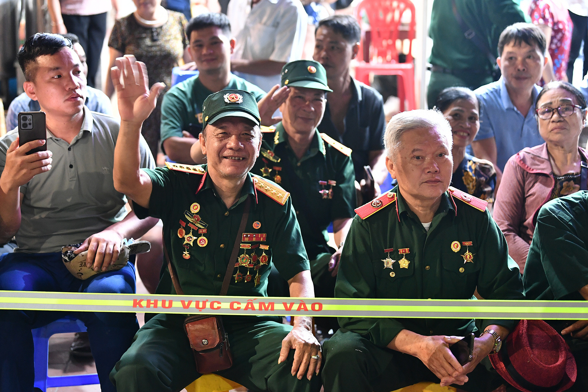 Xếp hàng từ tinh mơ ngồi chờ xem diễu binh mừng 70 năm Chiến thắng Điện Biên Phủ
