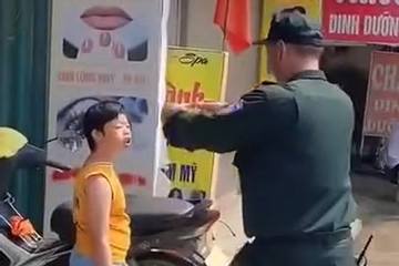 Xúc động hình ảnh chiến sĩ cảnh sát cơ động tặng còi cho cháu bé bên đường