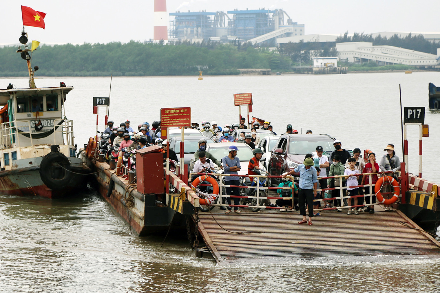 Những chuyến phà Rừng cuối cùng đưa người dân Quảng Ninh, Hải Phòng qua sông