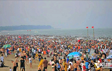 300 ngàn du khách đổ về Sầm Sơn cuối tuần, bãi biển đông ngạt thở trước lễ 30/4