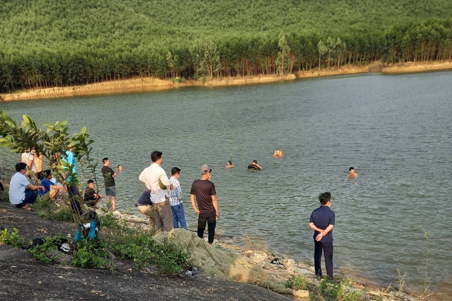 4 nữ sinh lớp 8 ở Nghệ An tắm hồ bị đuối nước tử vong và mất tích