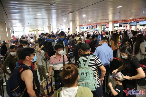 6 vạn khách ùn ùn đến sân bay Tân Sơn Nhất dịp nghỉ lễ 30/4 - 1/5
