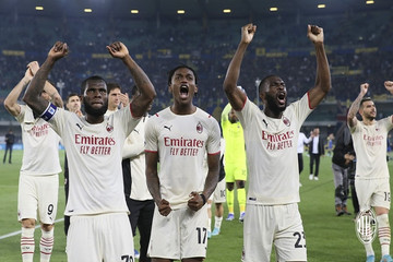AC Milan thắng ngược Verona, tiến sát ngôi vô địch Serie A