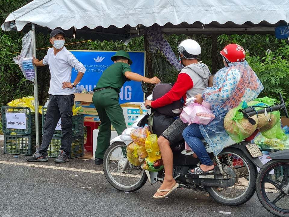 Ấm lòng những người đi xe máy về quê tránh dịch