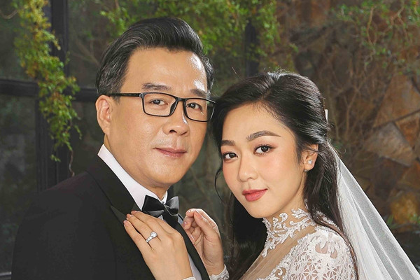 Ảnh cưới của ca sĩ Hà Thanh Xuân và đại gia hơn 13 tuổi