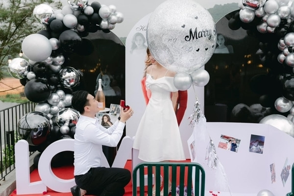 Anh Tuấn 'Phố trong làng' quỳ gối cầu hôn bạn gái kém 11 tuổi