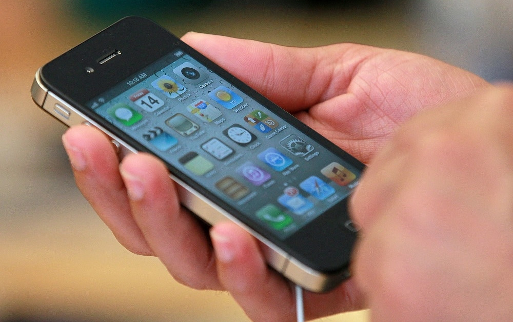 Apple to pay  million to iPhone 4S users