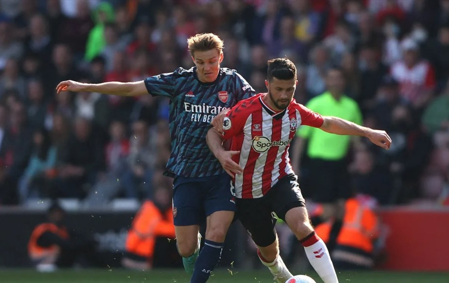 Arsenal thua đau Southampton, MU reo vui