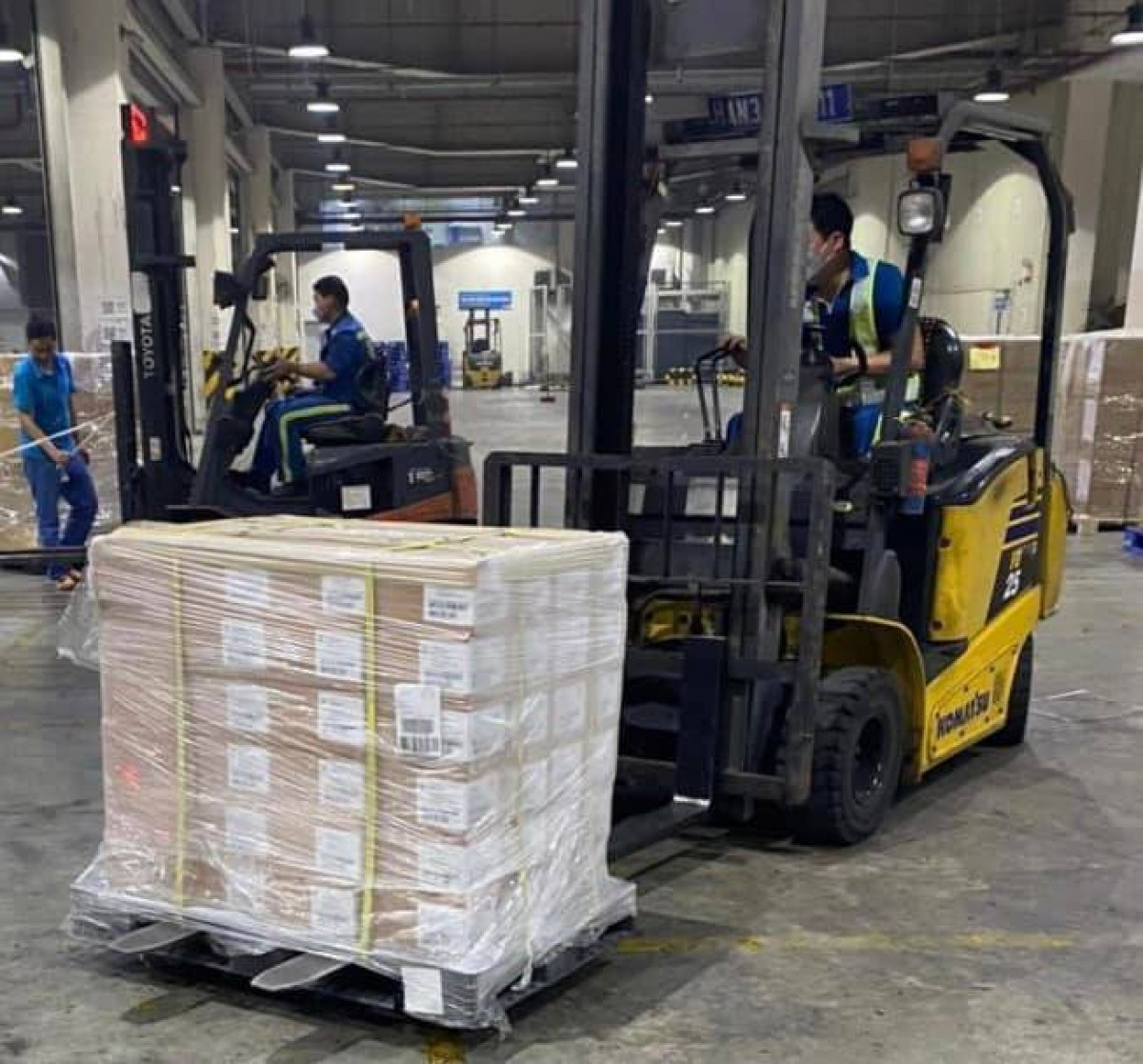 An initial batch of 921,600 doses of COVID-19 vaccines financed by the Australian Government arrives at Noi Bai International Airport
