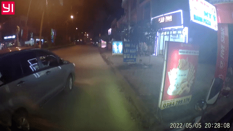 Bắc Giang: Xe Innova dừng đỗ kiểu ngang ngược, phớt lờ xe phía sau