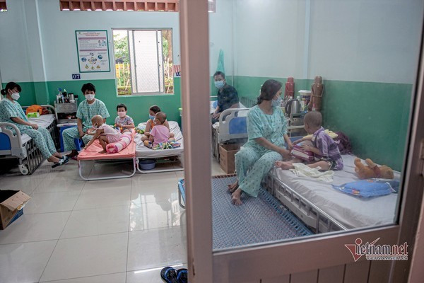 Bác sĩ ‘mách’ cha mẹ cách xử lý triệu chứng thường gặp ở trẻ mắc Covid-19