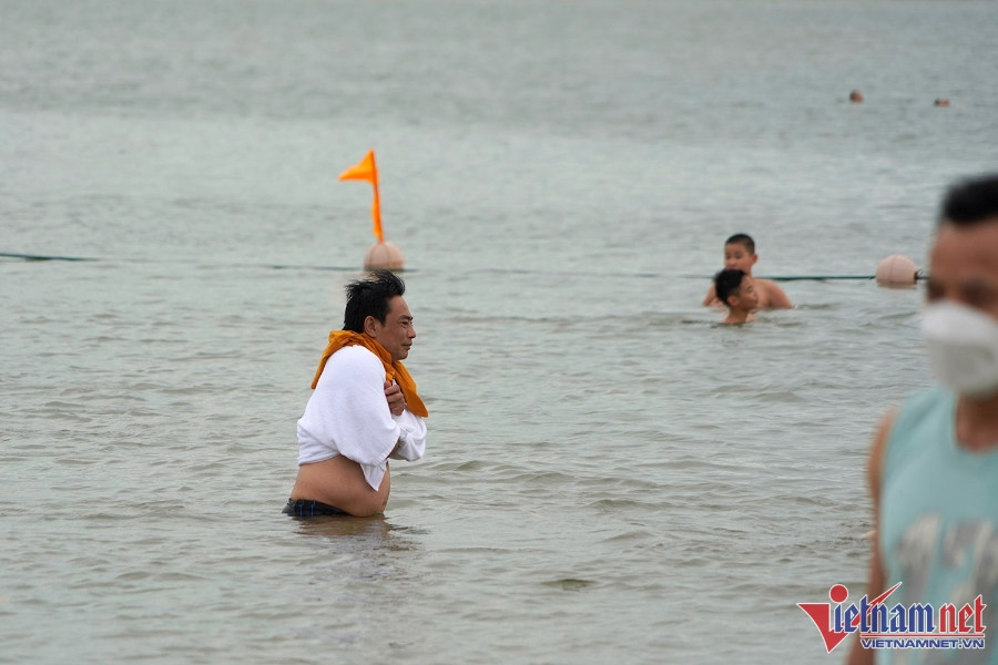 Bãi tắm Hạ Long khác lạ trong ngày thứ 2 nghỉ lễ, khách co ro tắm biển