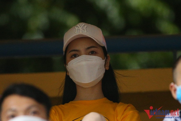 Bạn gái bật khóc trong ngày Quang Hải chia tay CLB Hà Nội