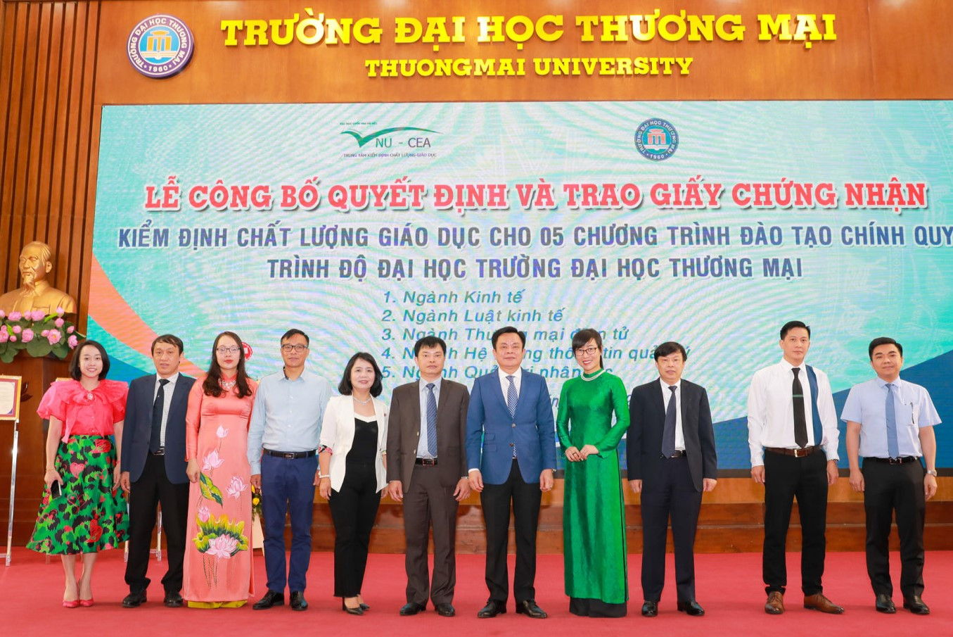 ban lanh dao truong dh thuong mai cung voi dai dien 5 nganh dao tao duoc cong nhan kiem dinh 3d3238afcf774bb591d92428b6ef79ce