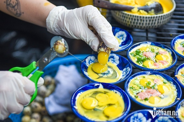 Bán món &apos;lạ&apos;: Chủ quán chén trứng nướng Hà Nội ngày đập 2.000 quả trứng, đón trăm khách