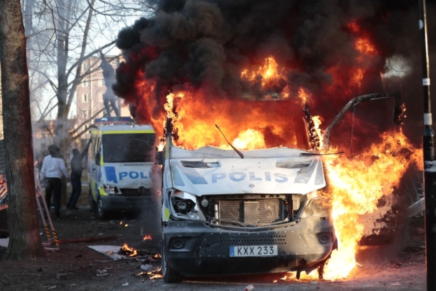 Bạo động bùng phát ở Thụy Điển, nhiều xe cộ bị đốt cháy