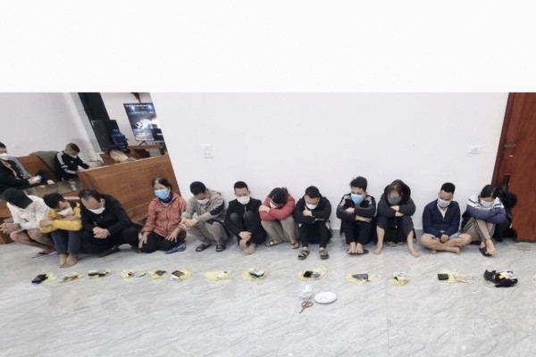 Bắt 12 nam nữ chui lên gác đánh xóc đĩa