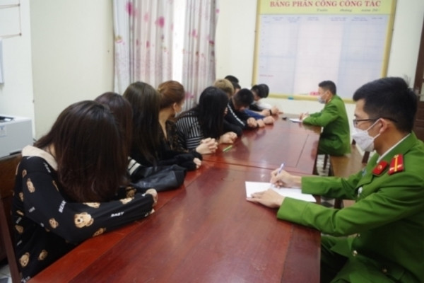 11 nam nữ thuê nhà hàng tụ tập ‘phê” ma túy ở Hà Tĩnh