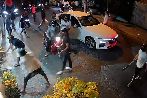 Bắt giam nhóm nổ súng, dùng hung khí thanh toán nhau ở miền Tây