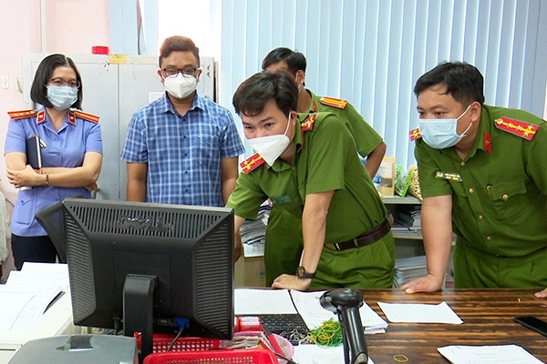 Bắt hai cán bộ ngân hàng ở An Giang