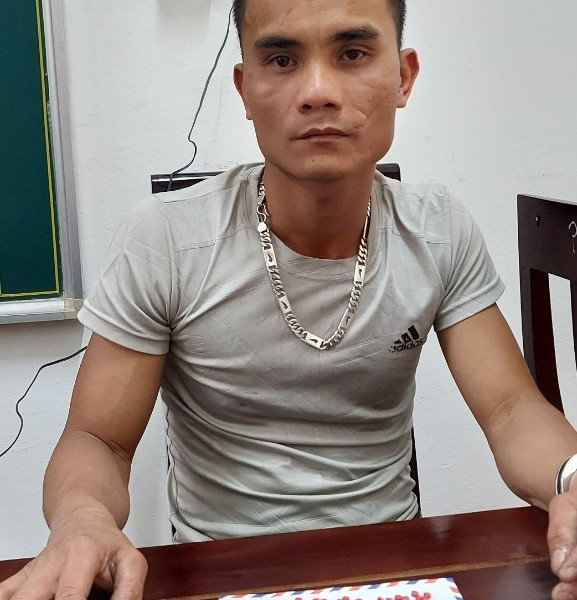 Bắt tài xế cất giấu ma túy trên nóc xe đầu kéo