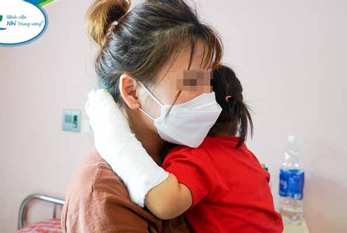 Bé 2 tuổi ở Hà Nội bị điện giật ngừng tim vì nghịch sạc điện thoại