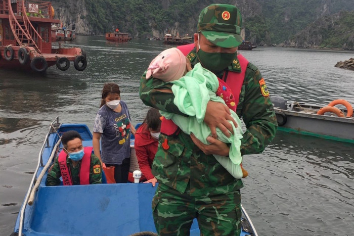 Bé gái 1 tuổi được cứu sống sau gần 1 tiếng rơi xuống biển - VietNamNet