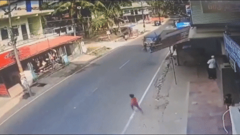 Bé trai lao vụt sang đường ngay trước đầu ôtô khiến người xem đứng tim