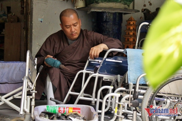 Bên trong ngôi chùa nhỏ, vị sư tái chế ngàn xe lăn tặng người cần