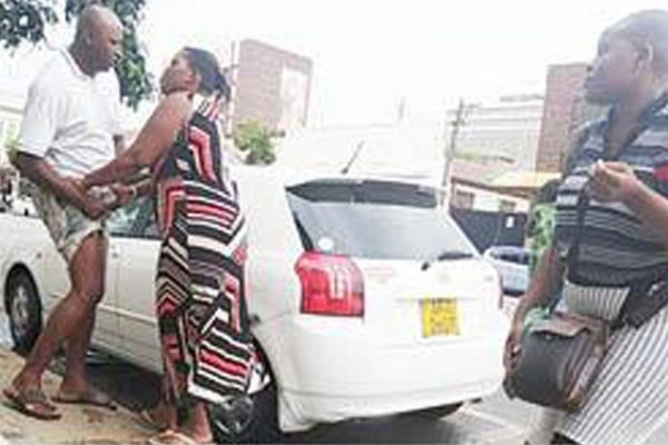 Caught adultery, the husband was terrified by his wife’s actions in the middle of the street