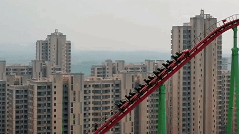 Bị treo lơ lửng trên tàu lượn siêu tốc cao 70m, du khách bủn rủn khi 'tiếp đất'