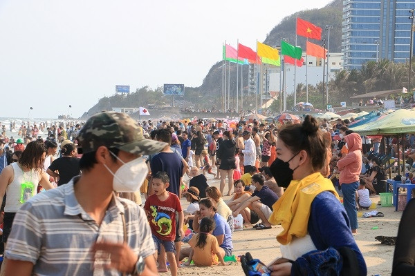 Biển Vũng Tàu đông nghẹt, đón gần 60.000 lượt khách trong 2 ngày lễ