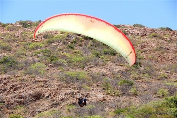 Binh Thuan looks to the sky as paragliding hub hinh anh 2