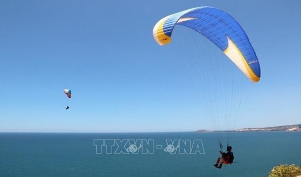 Binh Thuan looks to the sky as paragliding hub hinh anh 1