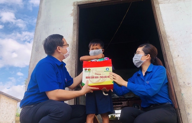 Bình Thuận: Trao tặng hàng nghìn cuốn sách đến trẻ em DTTS, hoàn cảnh khó khăn