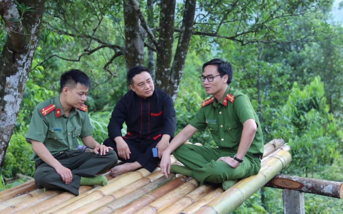 Cán bộ Công an xã Đồng Văn, huyện Bình Liêu, Quảng Ninh xuống thôn bản trò chuyện cùng người dân.
